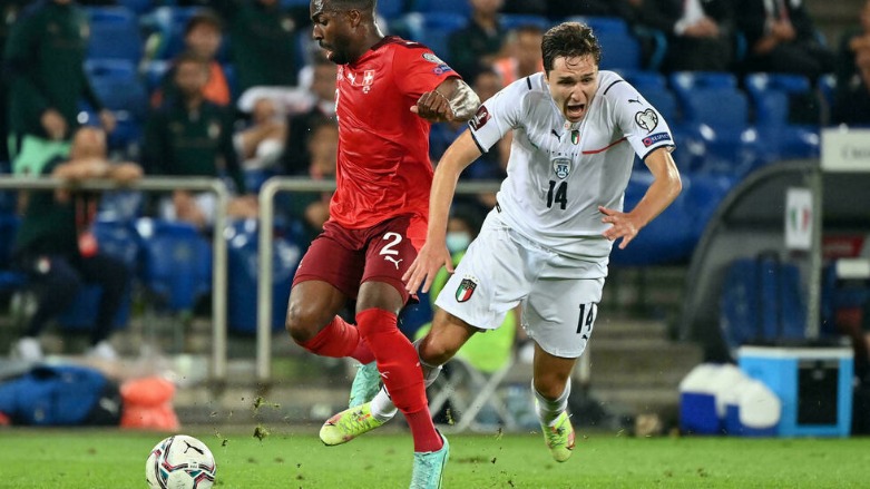 صراع على الكرة بين لاعب وسط ايطاليا فيديريكو كييزا ومدافع سويسرا اوليسيس غارسيا خلال المواجهة التي جمعت المنتخبين في تصفيات كأس العالم 2022- الصورة لفرانس 24